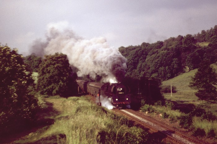 01 0517 in voller Fahrt mit E 800 im oberen Orla-Tal kurz vor Neunhofen, 7:30h am 13.06.1981