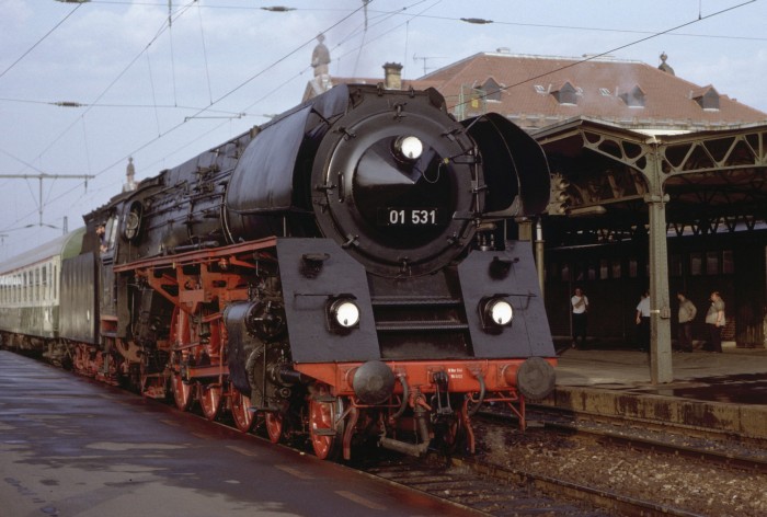 01 531 vor D 2653 in Erfurt Hbf, am 29.08.1992
