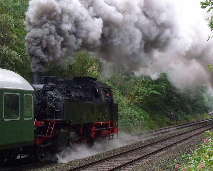 64 491 als Schublok an dem von 01 533 + 01 509 geführten, ersten Pendelzug über die Schiefe Ebene hinauf nach Matrktschorgast, etwa bei km 80,7, um 10:02h am 20.09.2014