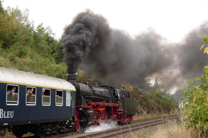 41 018 als Schublok hinter Zug Nr.31237 nach Marktschorgast, bei Strecken-km 80,8 auf der Schiefen Ebene, um 12:25h am 10.09.2022