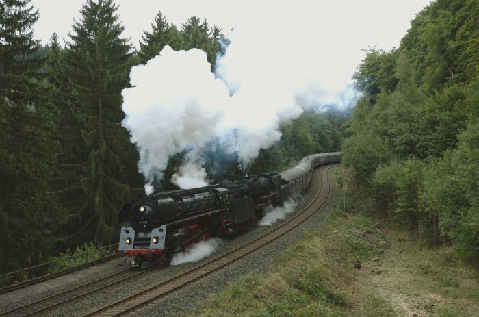 01 533 + 23 042 mit langem Sonderzug nach Marktschorgast, aufgenommen auf der Schiefen Ebene etwa bei km 80, geschoben wird der Zug dann noch von 57 2770, um 13:18h am 20.09.2008