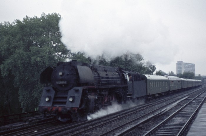 01 0505 auf Stadtbahn in Berlin bei Tiergarten, am 05.10.1975