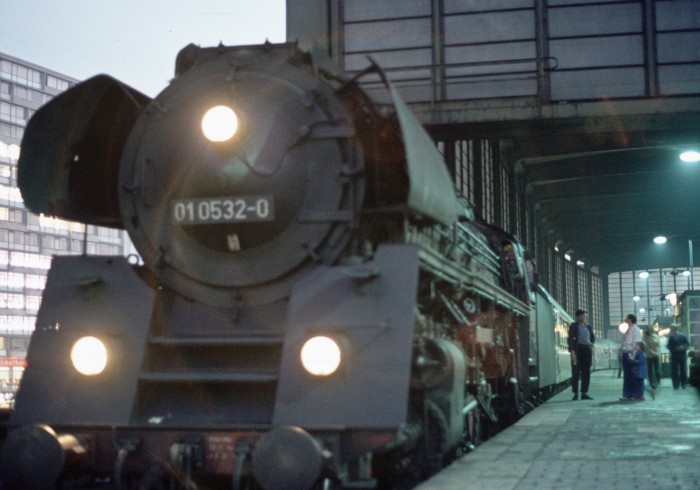 01 0532 im Bahnhof Berlin-Zoo, abends am 29.09.1975