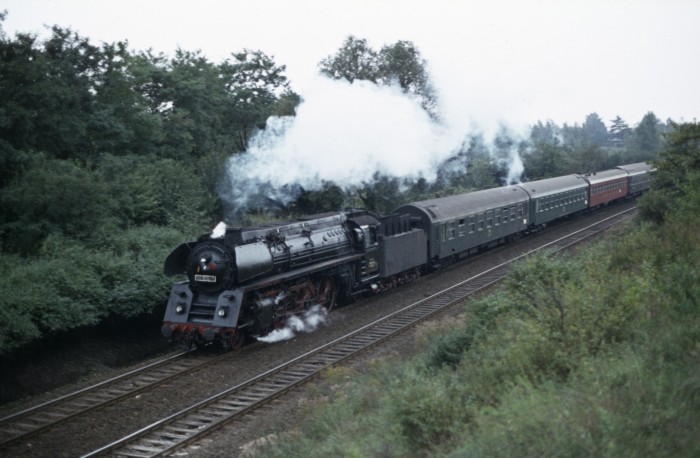 01 1512 mit Dresdener Schnellzug bei Altglienicke, 06.10.1975