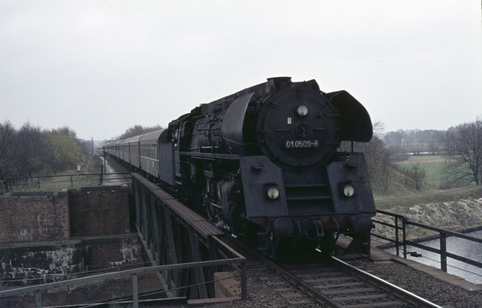 01 0509 Einfahrt Büchen, am 16.04.1976