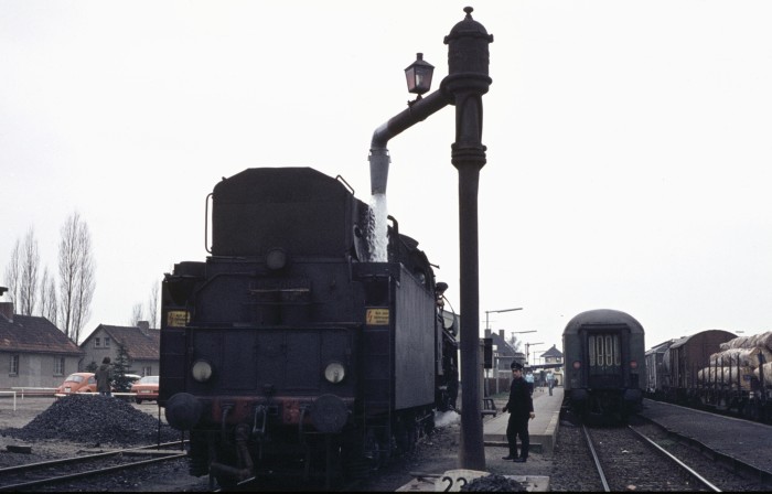 01 0509 erhält Wasser in Büchen, am 16.04.1976