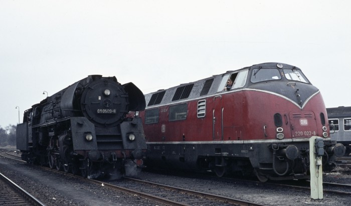 01 0509 neben 220 022 in Büchen, am 16.04.1976