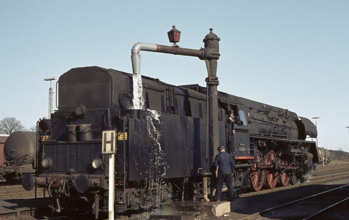 01 0509 am Wasserkran in Büchen, am 19.04.1976