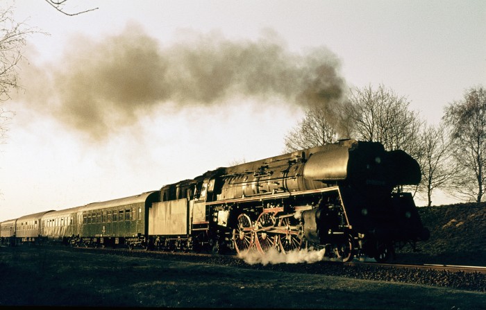 01 0509 mit D 10339 nach Berlin, hinter Büchen, am 19.04.1976