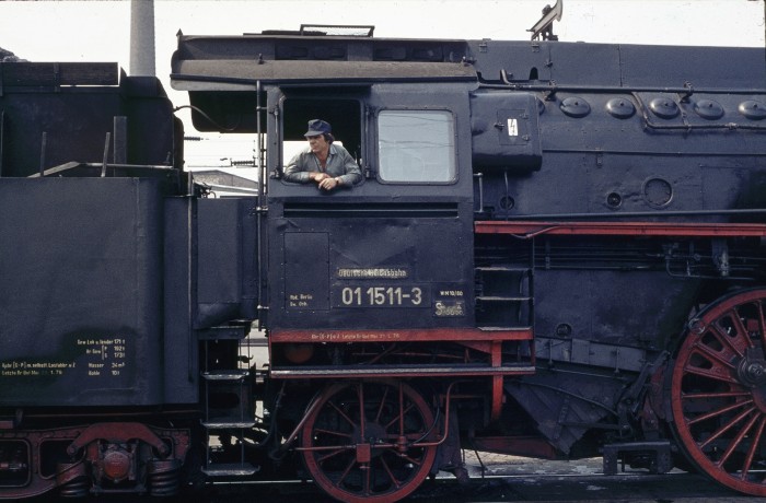 01 1511 mit D 370 Pannonia in Dresden-Neustadt, am 16.07.1976