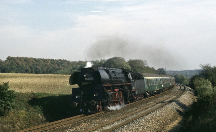 01 1512 mit D 370 bei Gröbern, am 09.10.1976