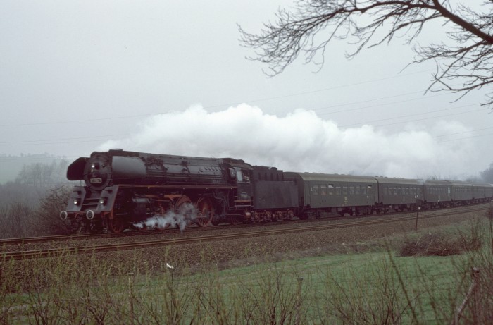 01 1514 mit D 671 bei Oberau, am 23.03.1977