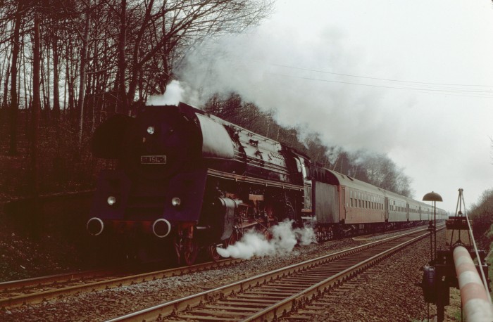 01 1514 D 370 nach Berlin, hinter Weinböhla bei Oberau, am 23.03.1977