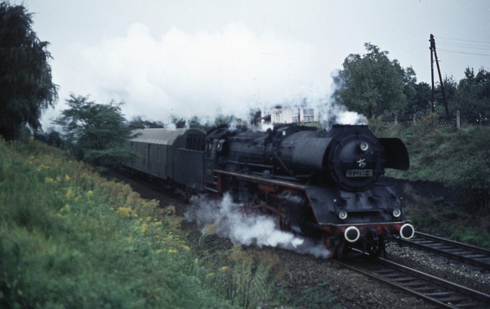 03 2295 mit D-Zug bei Altglienicke, 06.10.1975