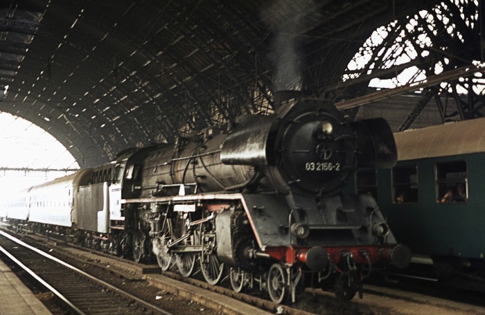 03 2156 vor Dresdener Wagen des D 451 im Hauptbahnhof, am 15.07.1976