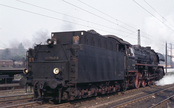 03 2060 setzt an D 451 in Dresden Hbf, 16.07.1976