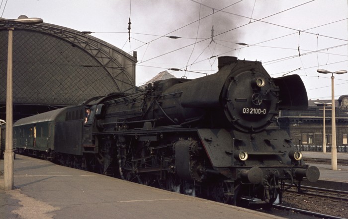 03 2100 P 3810 in Dresden-Neustadt, 17.07.1976