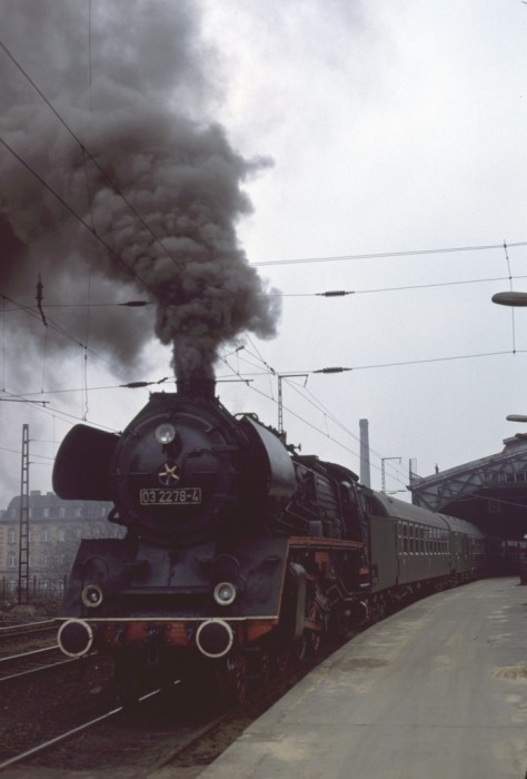 03 2278 vor D 466 in Dresden-Neustadt, 12.03.1977