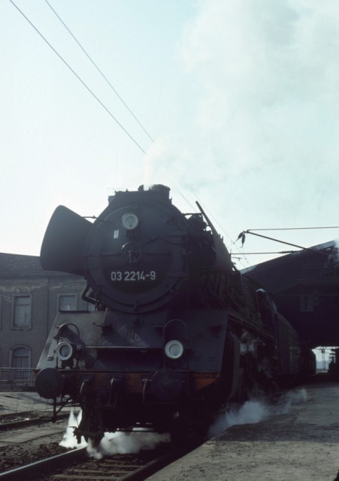 03 2214 mit P 3807 fährt gerade ab in Dresden-Neustadt, am 16.03.1977