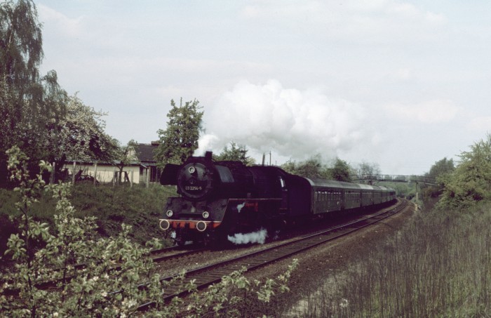 03 2254 mit D 567 nach Leipzig bei Altglienicke, um 14:21h am 12.05.1978