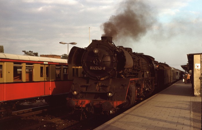 03 2243 vor P 1516 in Berlin-Schöneweide, am 24.08.1978