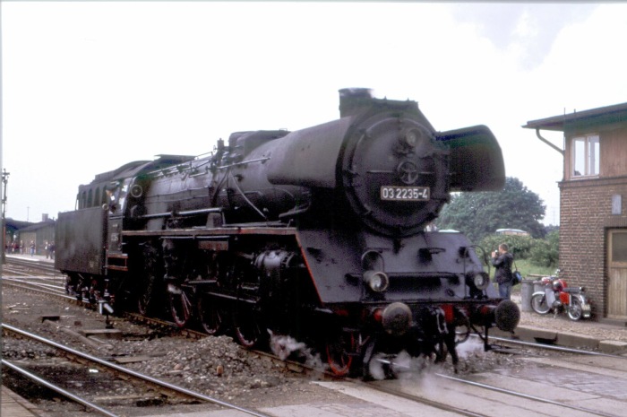 03 105 (alias 02 2235) im Bahnhof Güsten, am 06.06.1979