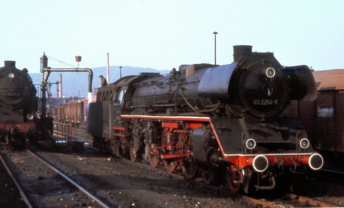 03 254 am Wasserkran im Bahnhof Saalfeld, am 08.04.1978