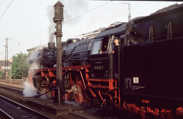 03 1010 wartet auf D 2758 in Erfurt, am 09.05.1993