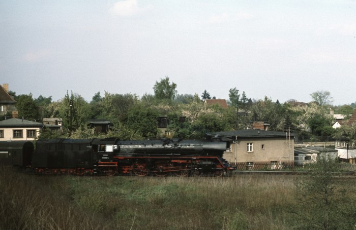 03 0019 mit D 715 beim Karower Kreuz, 12.05.1978