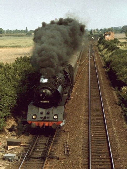 03 0059 mit D 319 direkt im Karower Kreuz nordöstlich von Berlin, 02.06.1978