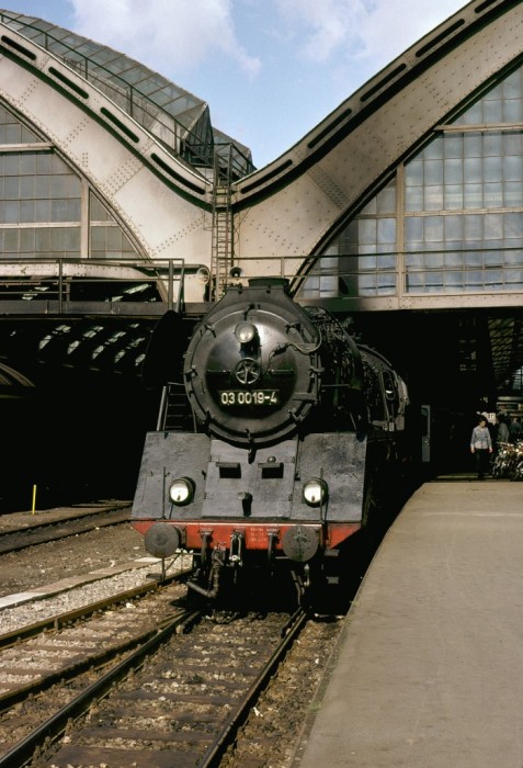 03 0019 vor D 270 im Berliner Ostbahnhof, 24.08.1978