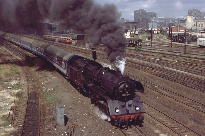 03 0019 vor D 270 im Berliner Ostbahnhof, 24.08.1978