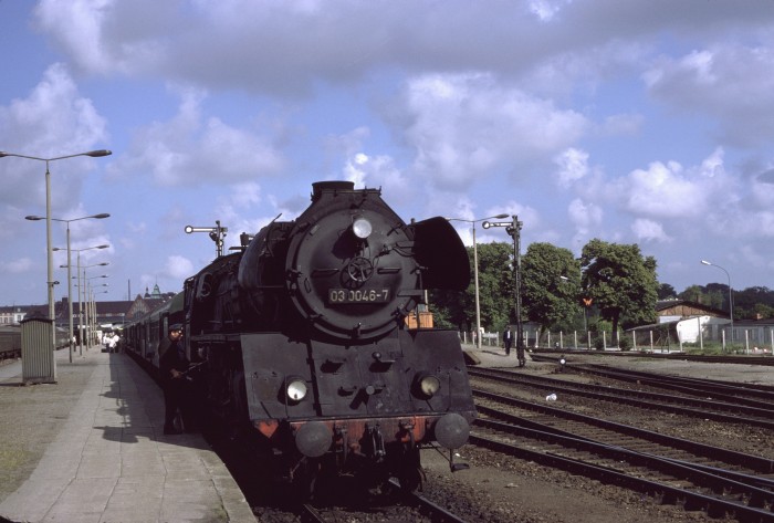 03 0046 vorm D 813 im Bahnhof Stralsund, am 22.08.1979