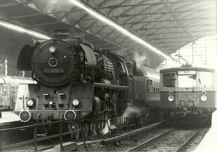 03 0010 vor Schnellzug in Bln.-Ostbahnhof direkt neben einem der alten der S-Bahn-Triebwagen, am 29.12.1978