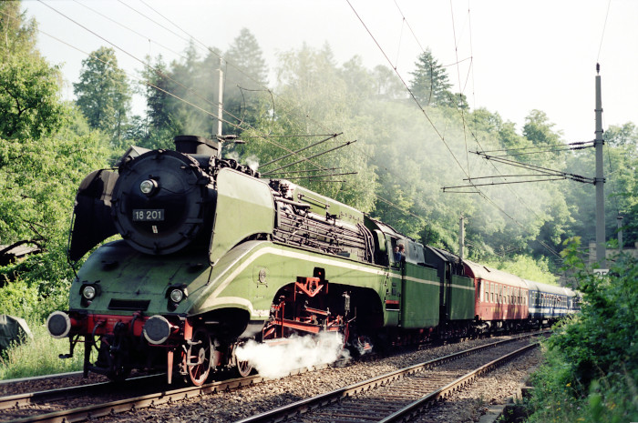 18 201 mit Sonderzug E17148 abwärts fahrend durch den Wienerwald hinter dem Rekawinkler Tunnel, am 17.07.1996