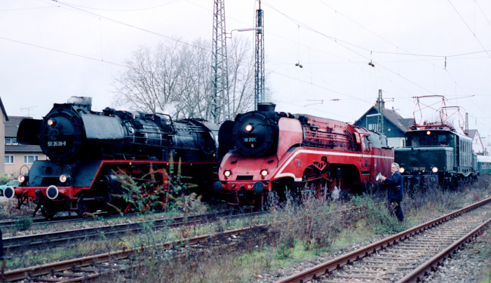 18 201</span> zwischen der <span>50 3539</span> und weiter hinten <span>E94 279</span> im Bahnhof Stuttgart-Münster am 30.11.2002