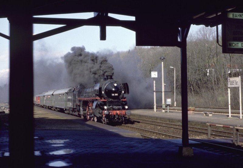 18 316 mit Sonderzug einfahrend in Plaue, 25.03.1995