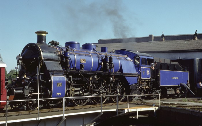 18 478 in blau, auf der Drehscheibe im Bw Nördlingen, 26.08.2000