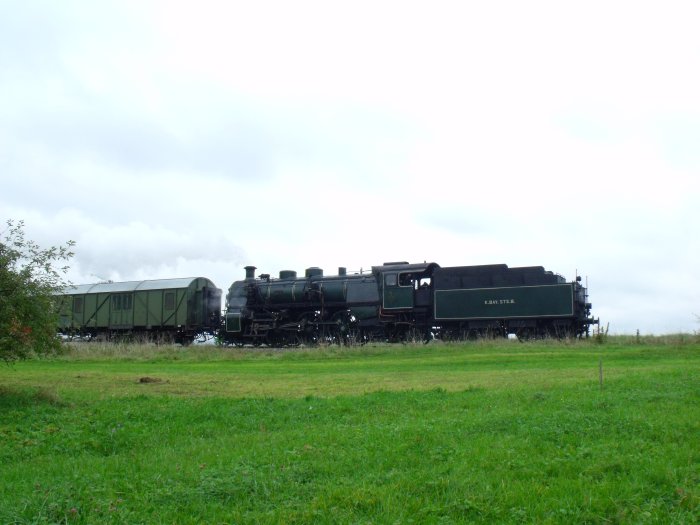 3673 Tv mit P 2111 Richtung Nördlingen zurückfahrend, fotografiert bei Grimmgraben südlich von Oettingen,,  um 13:01h am 06.10.2013