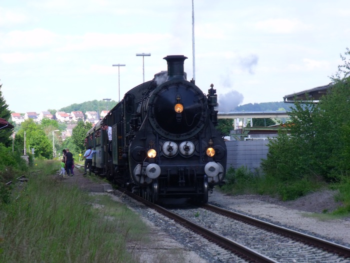 3673 mit Zug BYB 79651 Wassertrüdingen→Nördlingen beim Halt in Oettingen, um 16:03h am 30.05.2019