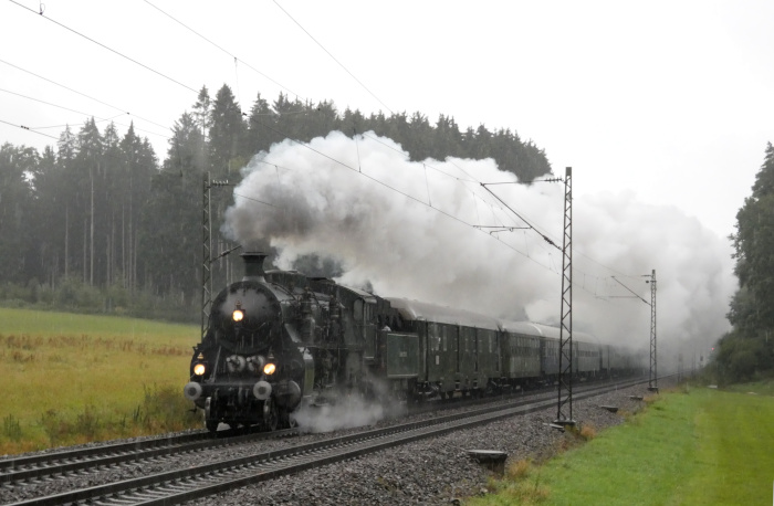 3673 vor DBK-Sonderzug DPE 20943 von Backnang nach Friedrichshaven zwischen Westerstetten und Beimerstetten (bei km 79,7), um 9:44h am 30.08.2020