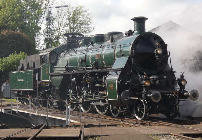 3673 setzt rückwärts auf die Drehscheibe im Bw Nördlingen des BEM, um 9:05h am 20.05.2023