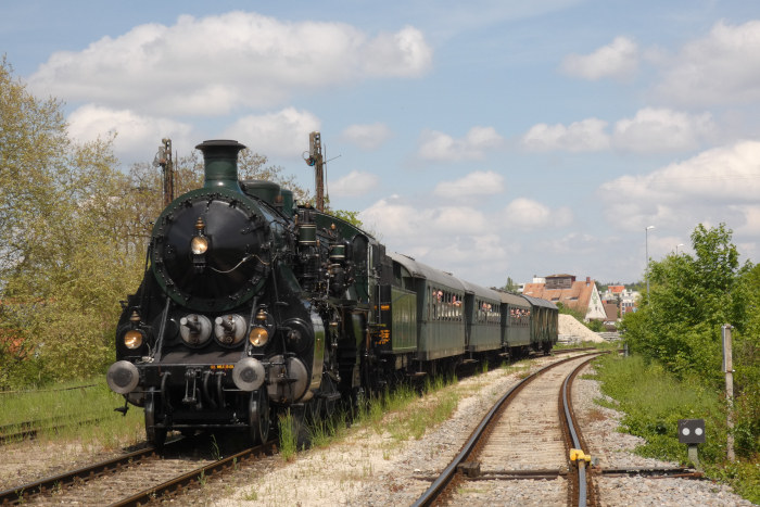 3673 mit Regel-Museumszug Gunzenhausen→Nördlingen, Ausfahrt Wassertrüdingen, um 12:14h am 20.05.2023