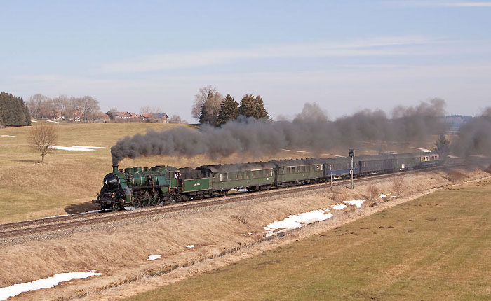 18 478 mit dem UEF-Sonderzug (siehe Soundtabelle unten) Allgäu -Rundfahrt auf dem Weg nach Kempten bei Görwangs, am 03.03.2012