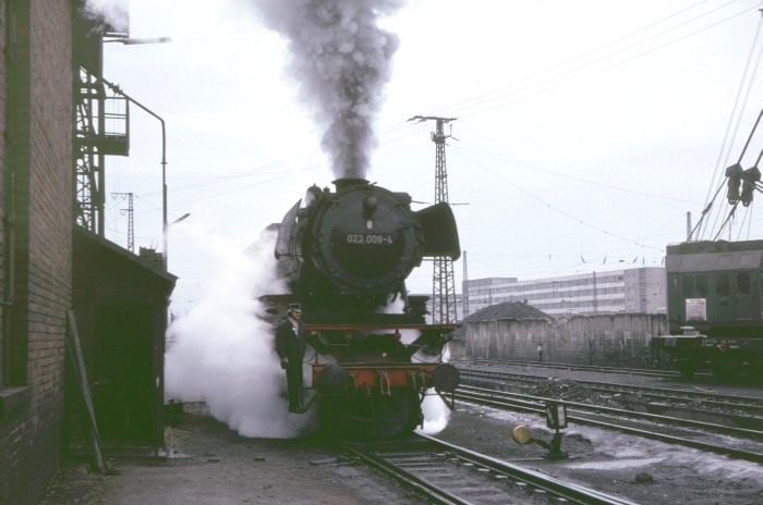 023 009 setzt um im Bw Saarbrücken, 15.05.1975