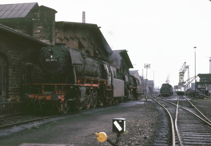 023 011 im Bw Saarbrücken, 15.05.1975
