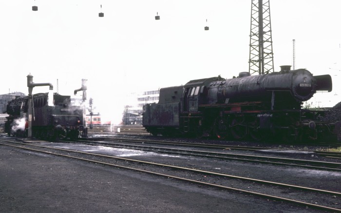 023 052 neben der 051 501 im Bw Saarbrücken, am 15.05.1975