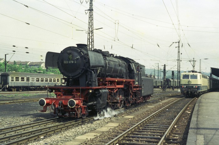 023 076 im Hbf Saarbrücken, 15.05.1975