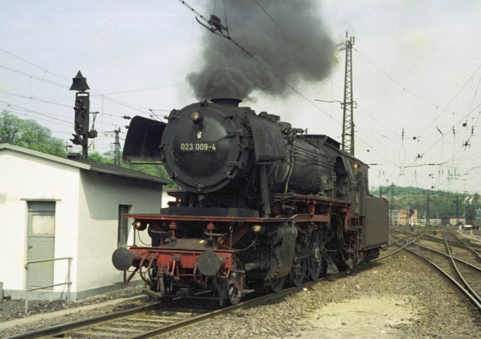 023 009 setzt an den demnächst zu befördernden Nahverkehrszug an, Saarbrücken Hauptbahnhof, 15.05.1975