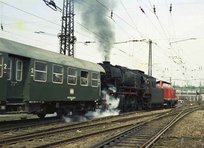 212 + 023 009 Tv mit Nahverkehrszug Abfahrt Hbf Saarbrücken, 15.05.1975